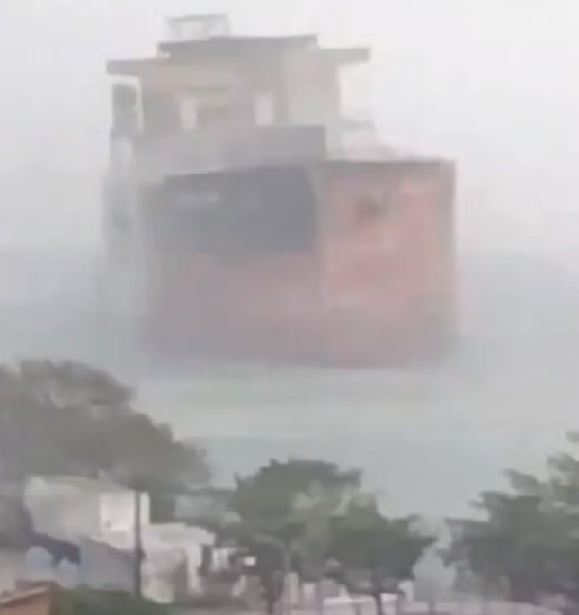 Temporal com ventos fortes no Rio de Janeiro causa três mortes, estragos em diversas regiões e deixa navio à deriva. Aeroportos também foram afetados.