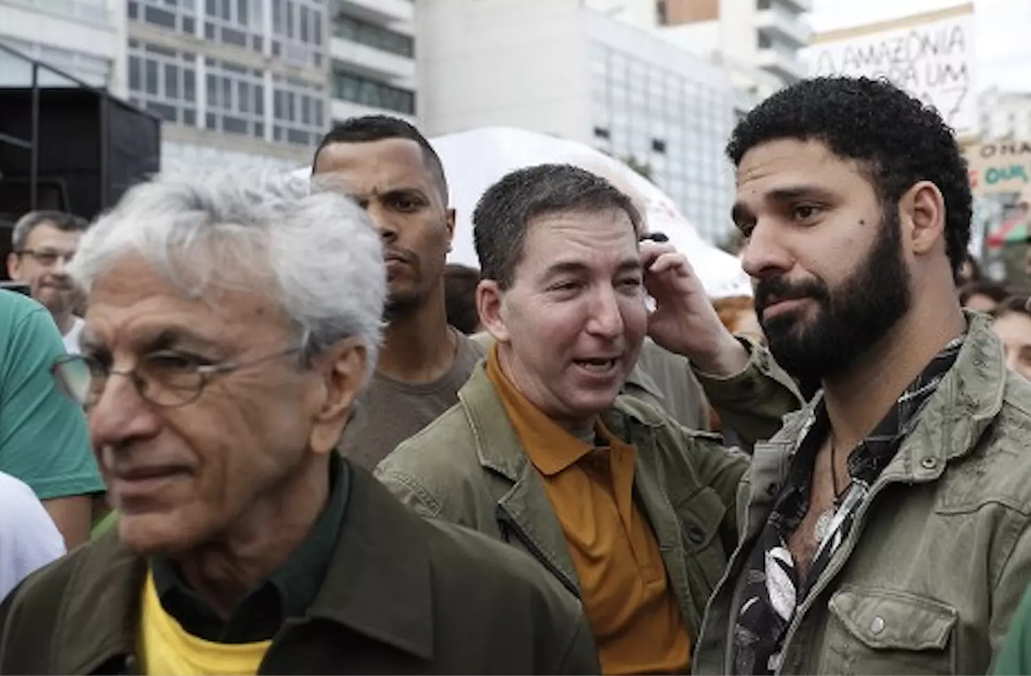 Caetano Veloso, Glenn Greenwald e o falecido David Miranda em protesto no Rio quando o americano era “de esquerda”