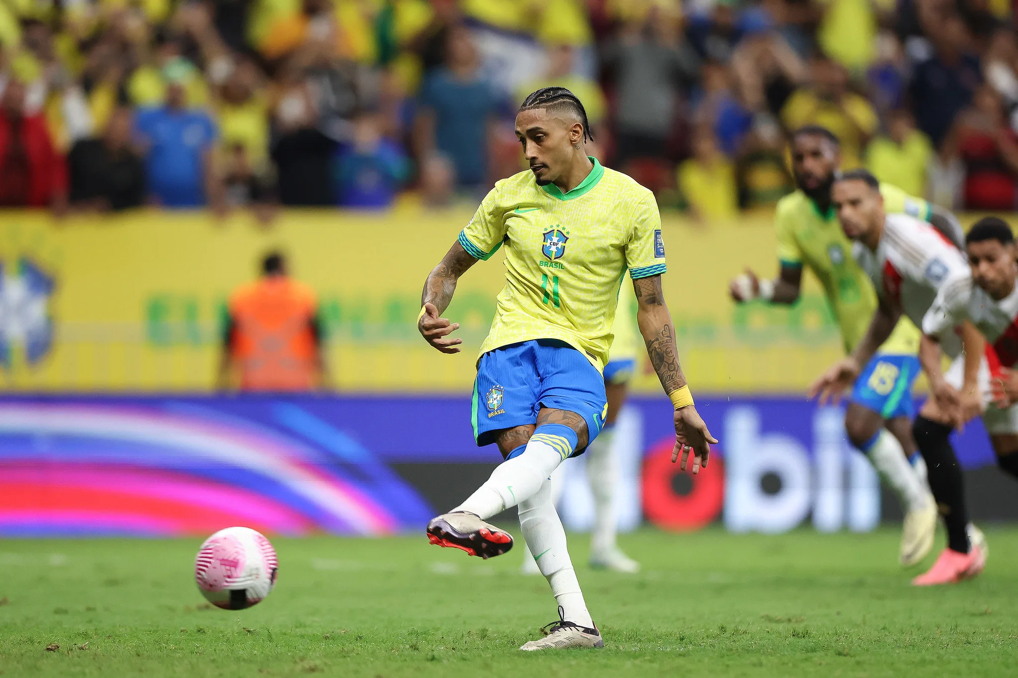 Brasil goleia o Peru por 4 a 0 nas Eliminatórias da Copa do Mundo, com destaque para Raphinha e Luiz Henrique