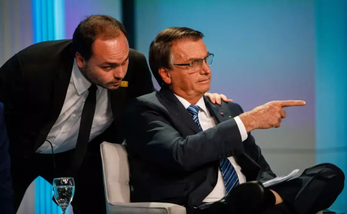 Carlos Bolsonaro e Jair Bolsonaro.