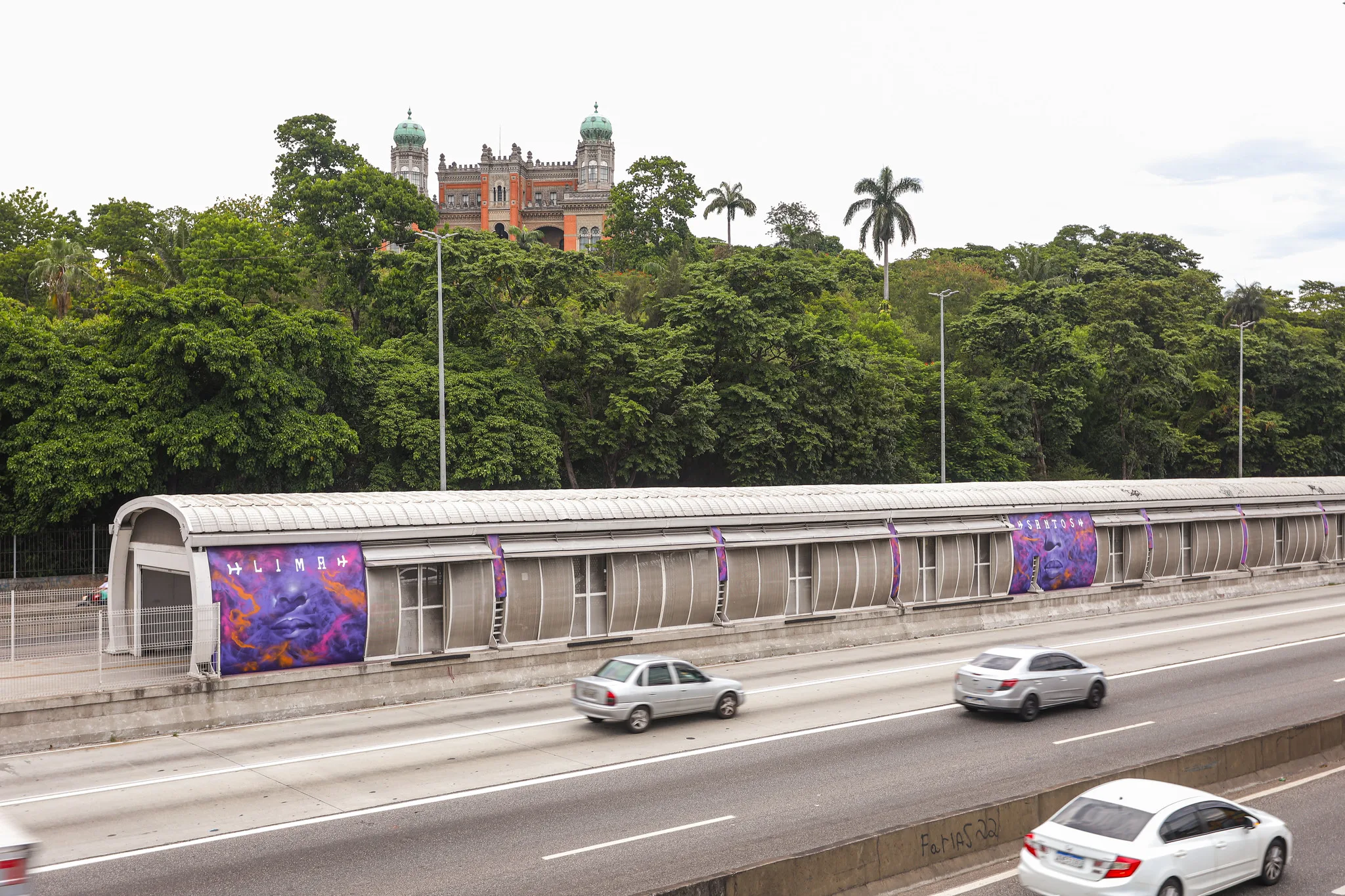 A estação Fiocruz foi uma das que ganhou o grafite do projeto Cores da Brasil - Rafael Catarcione/Prefeitura do Rio