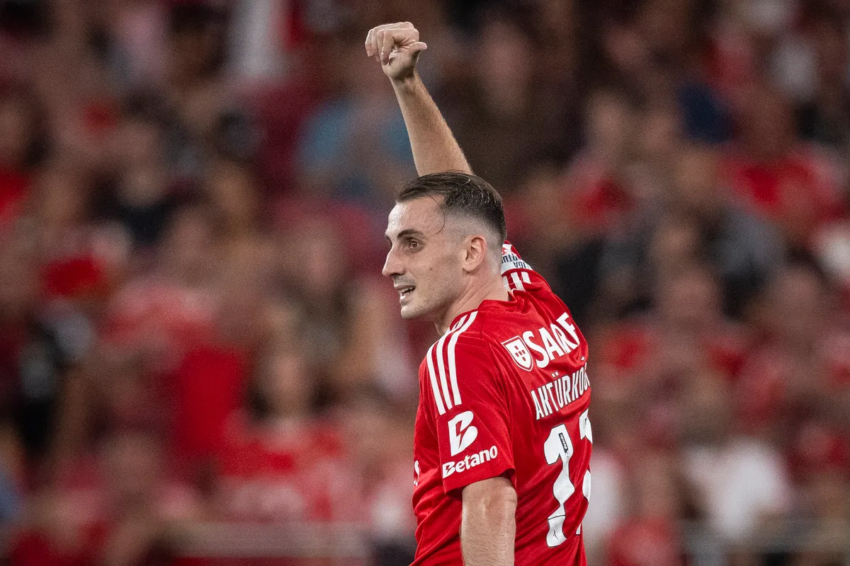 O avançado turco #17 do Benfica, Kerem Akturkoglu, gesticula durante o jogo de futebol da Liga Portuguesa entre SL Benfica e CD Santa Clara, no estádio da Luz, em Lisboa, a 14 de setembro de 2024. [Foto de PATRICIA DE MELO MOREIRA/AFP via Getty Images]