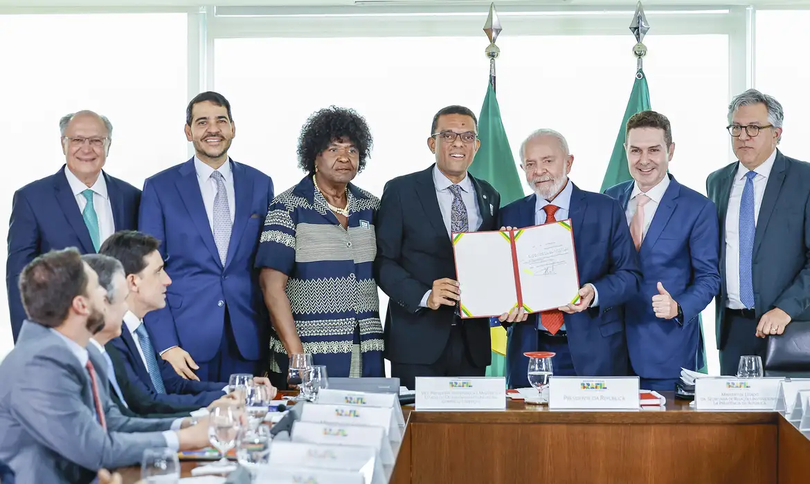 Lula sanciona leis que reconhecem o grafite e tornam Anísio Teixeira patrono da escola pública.