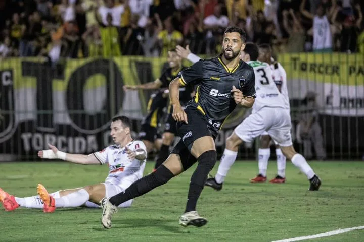 Heliardo comemora o gol do triunfo do Voltaço (Crédito: Raphael Torres/VRFC)