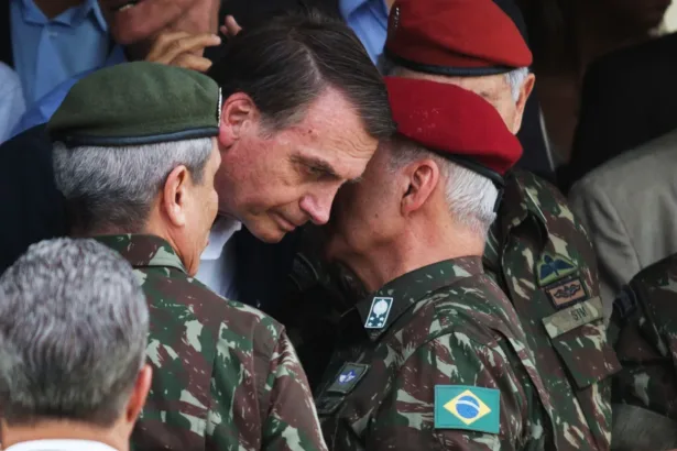 Jair Bolsonaro e militares: suposta delação deixa bolsonaristas em pânico. Foto: reprodução