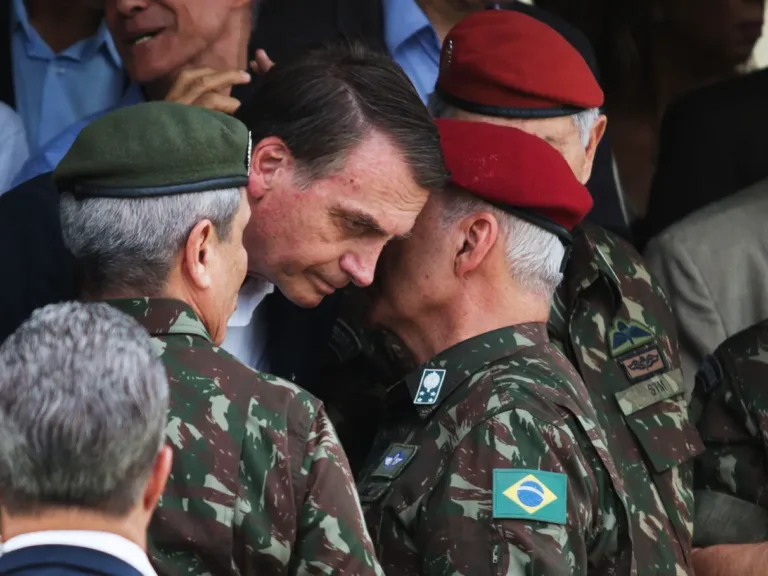 Jair Bolsonaro e militares: suposta delação deixa bolsonaristas em pânico. Foto: reprodução