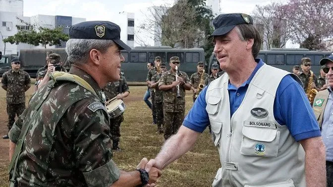 O general Mário Fernandes, preso por plano para assassinar Lula, e o ex-presidente Jair Bolsonaro. Foto: Reprodução