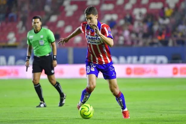 Rodrigo Dourado em ação pelo Atlético San Luis — Foto: Ricardo Hernandez/Jam Media/Getty Images)