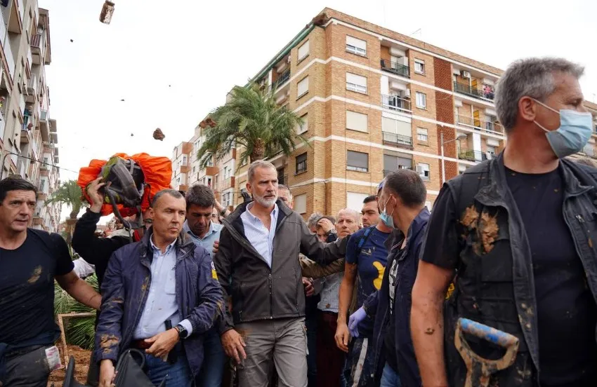 Rei Felipe VI e rainha Letizia enfrentam protestos de moradores afetados por enchentes em Valência