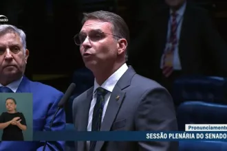 O senador Flávio Bolsonaro durante discurso no plenário do Senado Federal nesta terça (26). Foto: Reprodução