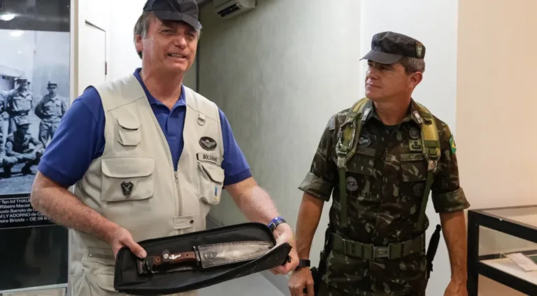 O ex-presidente Jair Bolsonaro e o general Mário Fernandes, preso por planejar assassinato de Lula, Geraldo Alckmin e Alexandre de Moraes. Foto: Reprodução