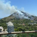 Incêndio atinge vegetação no Parque de Grumari, no Recreio. Bombeiros atuam para conter as chamas. Local próximo à Praia da Macumba