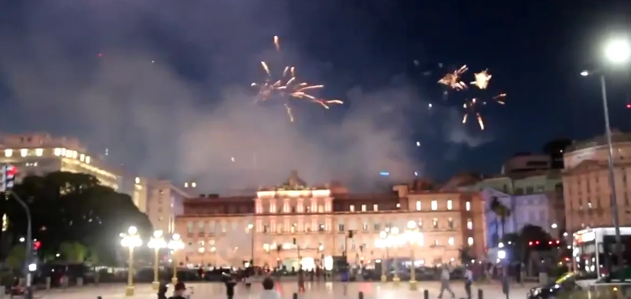 Clima de festa e fogos de artifício na Casa Rosada, na Argentina, após vitória de Trump nos EUA. Foto: reprodução