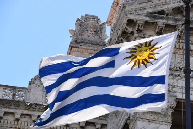 Bandeira do Uruguai (Crédito: Shutterstock)