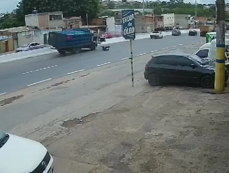 Homem cai de caminhão em movimento em Belo Horizonte; vídeo