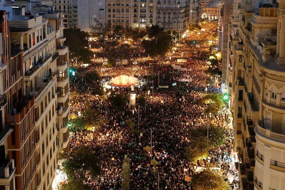 Protestos em Valencia, na Espanha - Foto: Reprodução X @Ian_Collins_03