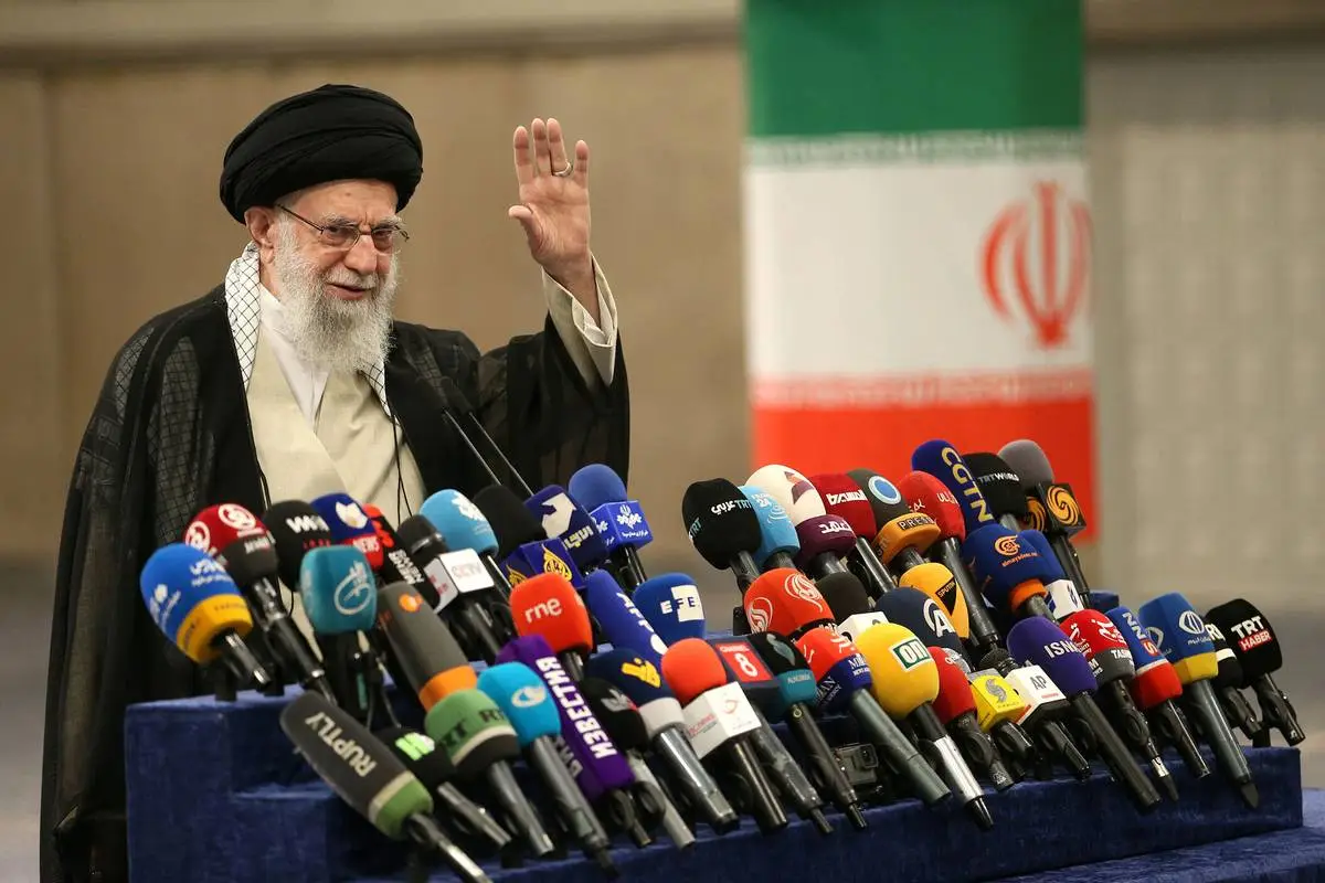 O líder supremo do Irã, aiatolá Ali Khamenei, em coletiva de imprensa, em 28 de junho de 2024. [Assessoria de Imprensa do Líder Iraniano/Divulgação – Agência Anadolu]