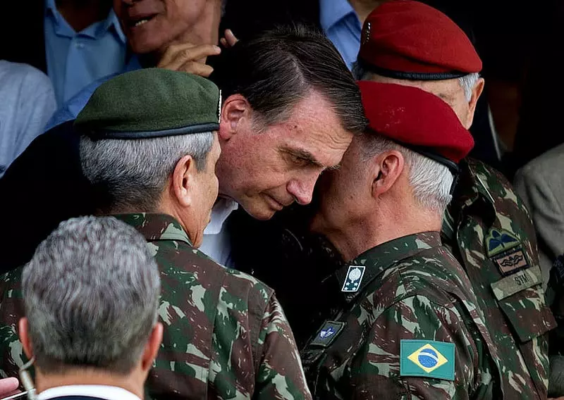 Bolsonaro em conversa com militares. Foto: reprodução