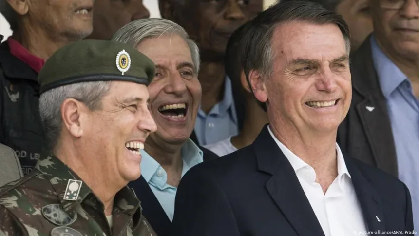 O ex-presidente Jair Bolsonaro com os generais Braga Netto (esquerda) e Augusto Heleno (centro) (Foto: Agência Brasil)