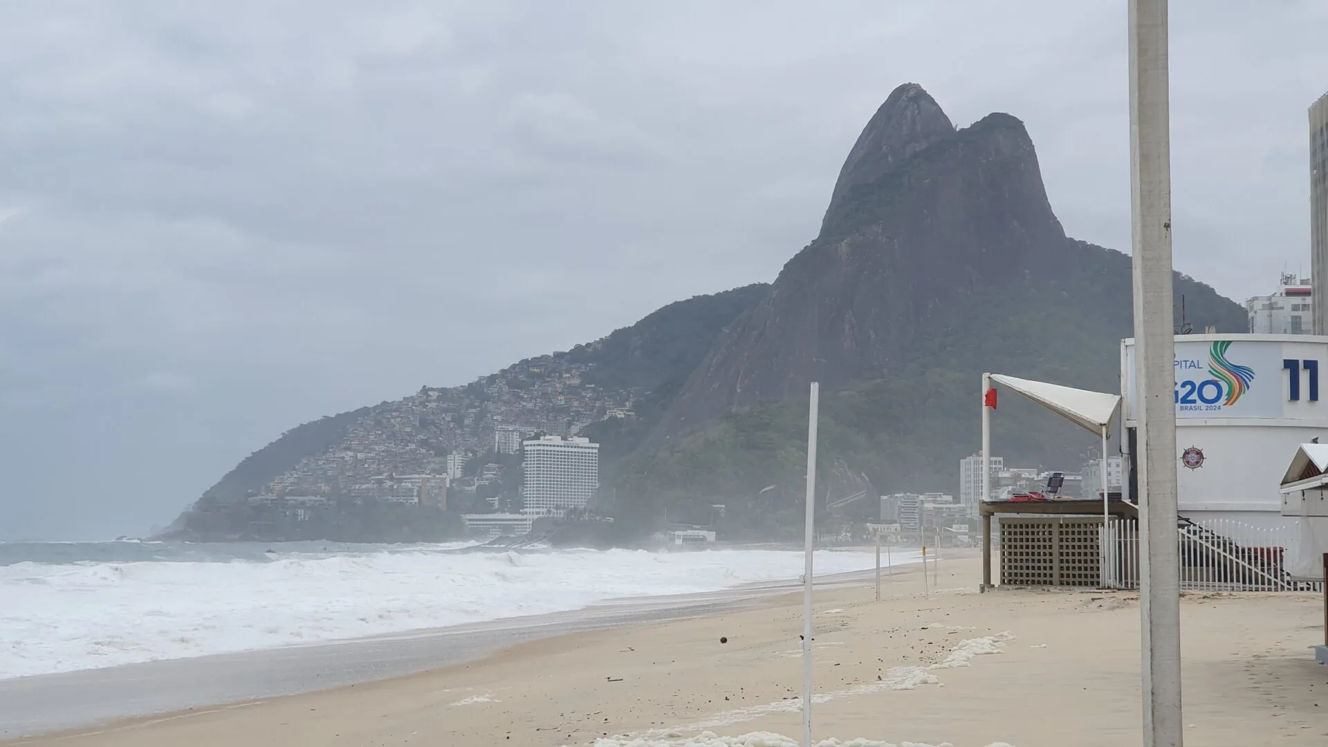 Céu parcialmente nublado no Rio, com temperaturas altas previstas para o fim de semana.