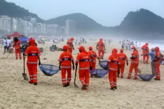 As equipes da Comlurb logo entraram em ação para limpar a praia de Copacabana, após a virada do ano - Marcos de Paula/Prefeitura do Rio