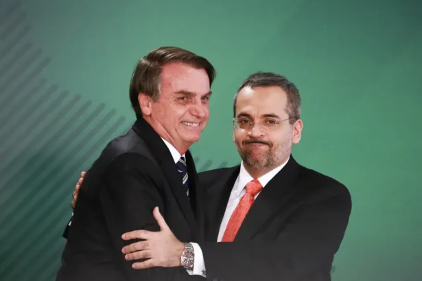 Abraham Weintraub e Jair Bolsonaro: ex-ministro disse já foi chantageado pelo ex-presidente. Foto: reprodução