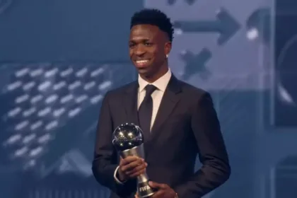 O brasileiro Vinicius Júnior com o prêmio de melhor jogador do mundo da Fifa. Foto: reprodução