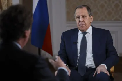 "Lavrov em entrevista pelo norte-americano Tucker Carlson. FOTO: EPA/MINISTÉRIO DOS NEGÓCIOS ESTRANGEIROS DA RÚSSIA