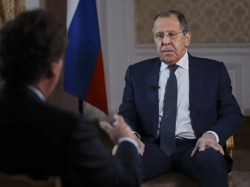 "Lavrov em entrevista pelo norte-americano Tucker Carlson. FOTO: EPA/MINISTÉRIO DOS NEGÓCIOS ESTRANGEIROS DA RÚSSIA