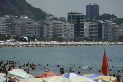 Fiscalização do Procon-RJ e Sedcon encontra irregularidades em hotéis e quiosques de Copacabana antes do réveillon. Saiba mais sobre as medidas tomadas