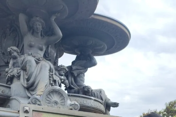 Secretaria de Ordem Pública recupera placa de bronze da estátua de Mahatma Gandhi, no Centro do Rio de Janeiro