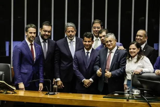 Cláudio Castro celebra vitória na Câmara dos Deputados pela aprovação do Propag