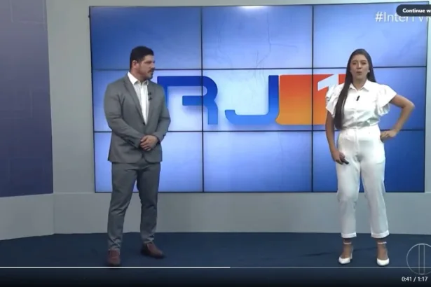 Vinícius Ferreira, ao lado de sua colega Isabella Chaboudt, na apresentação do RJTV1. Reprodução