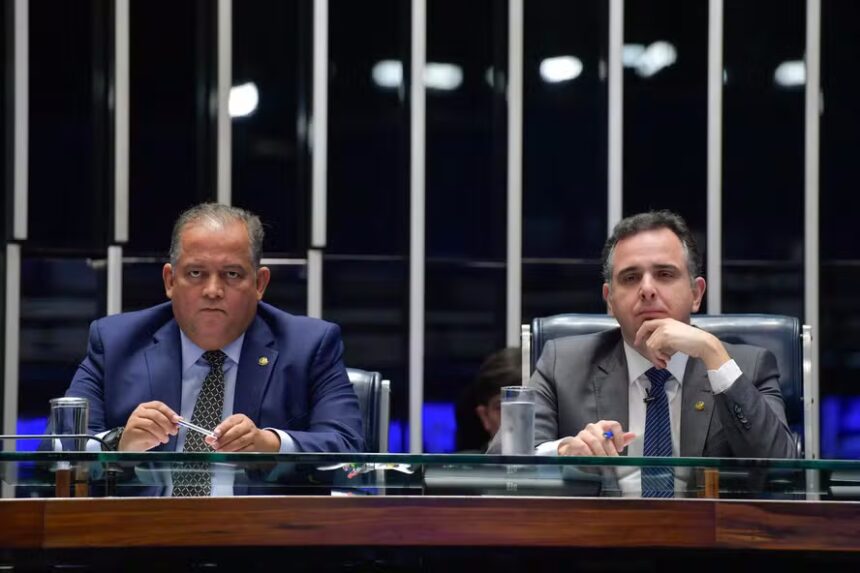 Senado aprova projeto de lei para regulamentar a inteligência artificial no Brasil. Saiba mais sobre as novas regras para o uso e desenvolvimento da IA.