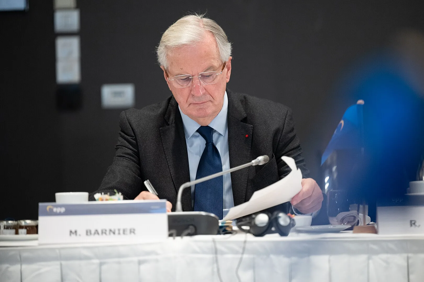 Michel Barnier confia na sobrevivência política em votação decisiva