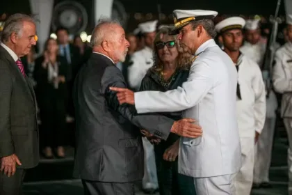 O ministro da Defesa, José Múcio Monteiro, o presidente Lula e o comandante da Marinha, Marcos Sampaio Olsen. Foto: Reprodução