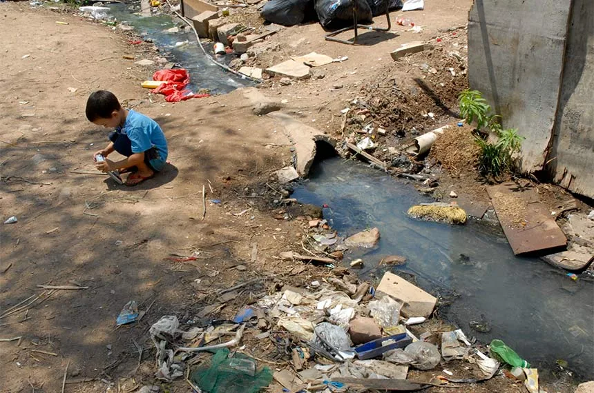 Cerca de 100 milhões de pessoas não têm acesso à coleta de esgoto, o que causa doenças que podem levar à morte por contaminação. Foto: Instituto Trata Brasil Fonte: Agência Senado