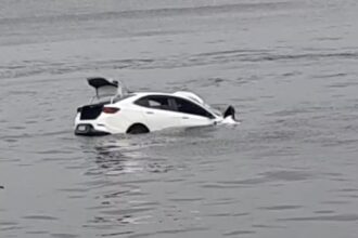 Carro boia na baía de Guanabara. Imagem: reprodução.