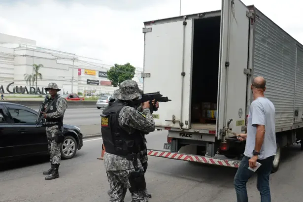 Policiais em patrulha em áreas com aumento de roubos no Rio de Janeiro