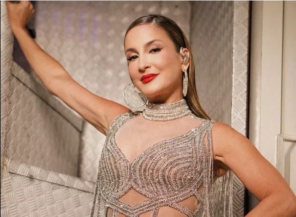 Claudia Leitte é investigada por intolerância religiosa após alterar música em show em Salvador, causando polêmica entre comunidades afro-brasileiras.