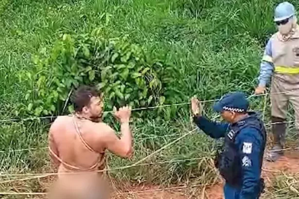 Escrivão da Polícia Civil é amarrado em cerca após ameaçar funcionários de concessionária de energia no Pará. Foto: Reprodução Pause Unmute Remaining Time --:-