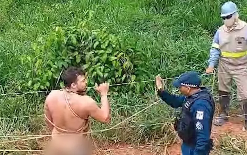 Escrivão da Polícia Civil é amarrado em cerca após ameaçar funcionários de concessionária de energia no Pará. Foto: Reprodução Pause Unmute Remaining Time --:-