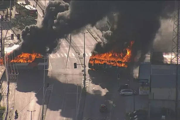 Ônibus são incendiados após morte de miliciano no Rio de Janeiro. — Foto: GloboNews/Reprodução