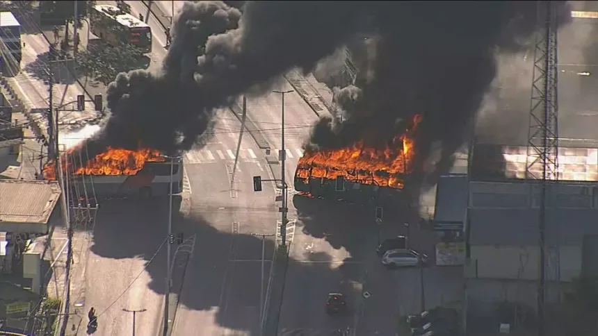 Ônibus são incendiados após morte de miliciano no Rio de Janeiro. — Foto: GloboNews/Reprodução