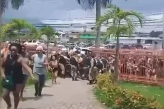 Servidores de Belford Roxo tentam invadir prefeitura devido a salários atrasados. Prefeito Waguinho se ausenta e PM é acionada para conter protesto.