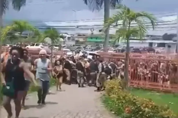 Servidores de Belford Roxo tentam invadir prefeitura devido a salários atrasados. Prefeito Waguinho se ausenta e PM é acionada para conter protesto.