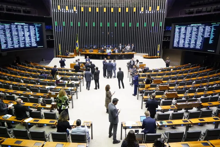 Câmara dos Deputados aprova projeto que cria o Cadastro Nacional de Monitoramento de Facções Criminosas.