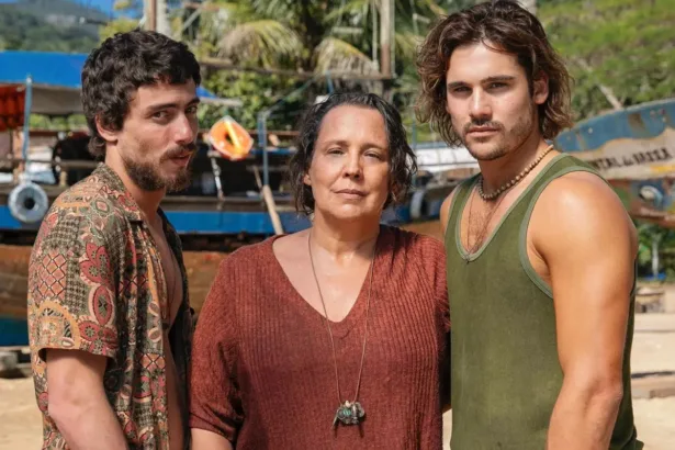 Os atores Jaffar Bambirra e Nicolas Prattes ao lado de Ana Beatriz Nogueira, em “Mania de Você”. Divulgação TV Globo