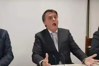 Jair Bolsonaro imita pessoa com falta de ar. Foto: Reprodução