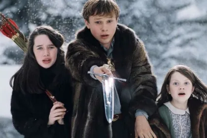 Susan, Peter e Lucy Pevensie, três dos quatro irmãos que protagonizam a saga da Disney